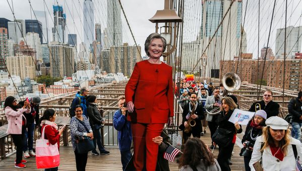 Supporters of U.S. Democratic presidential nominee Hillary Clinton take part in a march through the Brooklyn bridge in New York, U.S. October 22, 2016 - Sputnik International
