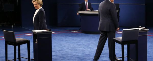 Democratic nominee Hillary Clinton (L) and Republican nominee Donald Trump arrive on stage during the second presidential debate at Washington University in St. Louis, Missouri on October 9, 2016 - Sputnik International