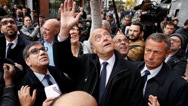 French politician Alain Juppe (C), current mayor of Bordeaux, a member of the conservative Les Republicains political party and candidate for their presidential primary, visits the esplanade of Argenteuil, Paris suburb, France, November 2, 2016 French politician Alain Juppe (C), current mayor of Bordeaux, a member of the conservative Les Republicains political party and candidate for their presidential primary, visits the esplanade of Argenteuil, Paris suburb, France, November 2, 2016 - Sputnik International