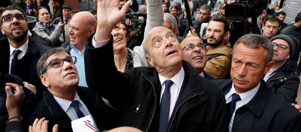 French politician Alain Juppe (C), current mayor of Bordeaux, a member of the conservative Les Republicains political party and candidate for their presidential primary, visits the esplanade of Argenteuil, Paris suburb, France, November 2, 2016 French politician Alain Juppe (C), current mayor of Bordeaux, a member of the conservative Les Republicains political party and candidate for their presidential primary, visits the esplanade of Argenteuil, Paris suburb, France, November 2, 2016 - Sputnik International