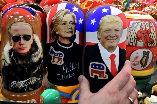 Traditional Russian wooden nesting dolls, Matryoshka dolls, depicting Russia's President Vladimir Putin, US Democratic presidential nominee Hillary Clinton and US Republican presidential nominee Donald Trump are seen on sale at a gift shop in central Moscow on November 8, 2016 - Sputnik International