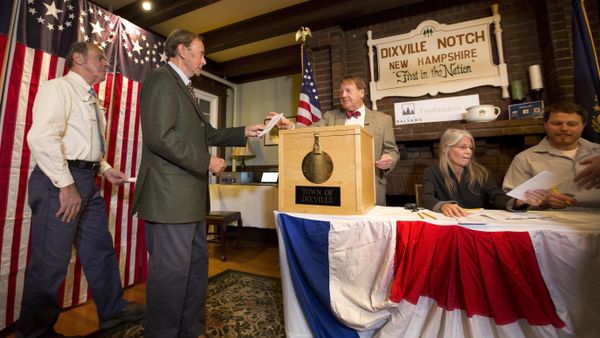 Voters in Dixville Notch, Va., cast their ballots just after midnight Tuesday, Nov. 8, 2016, in Dixville Notch, N.H. - Sputnik International
