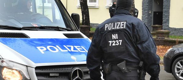 Police officers seach a residential building opposite the German-Speaking Islamic Circle Hildesheim mosque in Hildesheim, Germany, Tuesday, Nov. 8, 2016 - Sputnik International