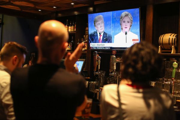 People watch the third presidential debate between presidential debate between US Democratic presidential candidate Hillary Clinton and US Republican presidential candidate Donald Trump at Murphy's Tap House in uptown Charlotte, North Carolina on October 19, 2016 - Sputnik International