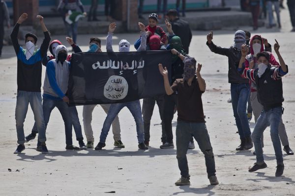 Kashmiri Muslim protesters hold a flag of Islamic State as they shout anti-India slogans during a protest in Srinagar, Indian controlled Kashmir, Friday, April 8, 2016 Kashmiri Muslim protesters hold a flag of Islamic State as they shout anti-India slogans during a protest in Srinagar, Indian controlled Kashmir, Friday, April 8, 2016 - Sputnik International