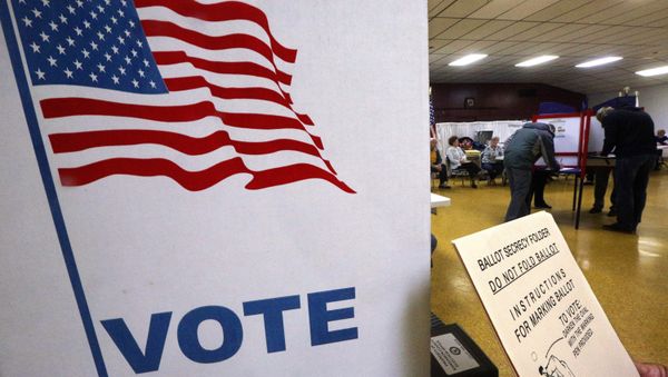 Voters cast their election ballots inside a polling place Tuesday, Nov. 8, 2016, in Springfield, Ill. - Sputnik International