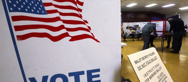 Voters cast their election ballots inside a polling place Tuesday, Nov. 8, 2016, in Springfield, Ill. - Sputnik International