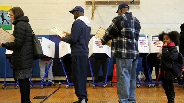 A girl waits in line as voters line up with their ballots at a polling station on election day in Harlem, New York, U.S., November 8, 2016 - Sputnik International