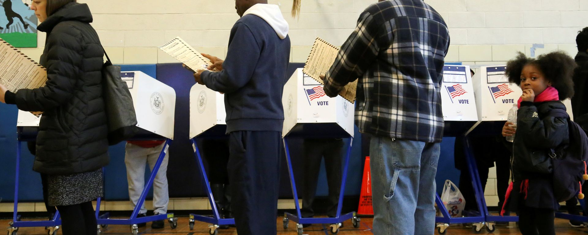 A girl waits in line as voters line up with their ballots at a polling station on election day in Harlem, New York, U.S., November 8, 2016 - Sputnik International, 1920, 18.01.2022