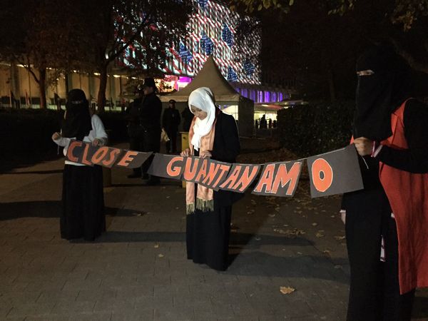 Demonstration held at US Embassy London on night of Elections Vote - Sputnik International