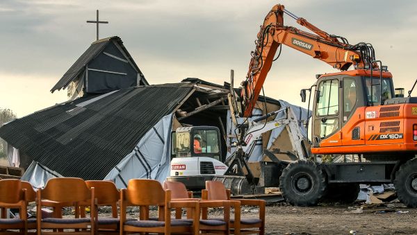 Members of the demolition crew tear down the Orthodox church inside the Jungle migrant camp in Calais, northern France, during a massive operation to clear the settlement, on November 3, 2016 - Sputnik International