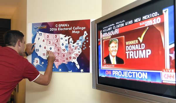 Jake Krupa colors in an electoral map as states projected for Republican presidential candidate Donald Trump or Democratic Presidential candidate Hillary Clinton at an election watching party in Coconut Grove, Florida, on November 8, 2016 - Sputnik International
