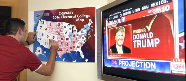 Jake Krupa colors in an electoral map as states projected for Republican presidential candidate Donald Trump or Democratic Presidential candidate Hillary Clinton at an election watching party in Coconut Grove, Florida, on November 8, 2016 Jake Krupa colors in an electoral map as states projected for Republican presidential candidate Donald Trump or Democratic Presidential candidate Hillary Clinton at an election watching party in Coconut Grove, Florida, on November 8, 2016 - Sputnik International
