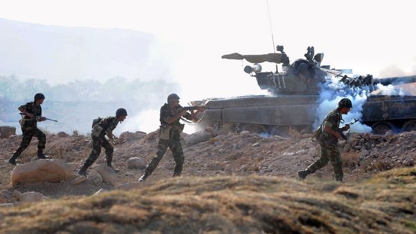 Armenian and Russian soldiers perform an attack during a Russia-Armenia joint military exercise (File) - Sputnik International