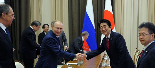 Russian President Vladimir Putin and Japanese Prime Minister Shinzo Abe shake hands at their meeting in the Bocharov Ruchei residence in Sochi, Russia, Saturday, Feb. 8, 2014.  - Sputnik International