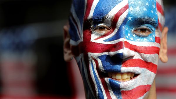 An activist with a face painted with the British Union Flag (L) and the US flag (R) poses in front of a Stop Trump battle bus in London on September 21, 2016 in a campaign run by campaign group Avaaz to mobilise US expatriots in the UK to register to vote in the US presidential election. Voters are set to go to the polls to elect the 45th president of the US on November 8, 2016. - Sputnik International