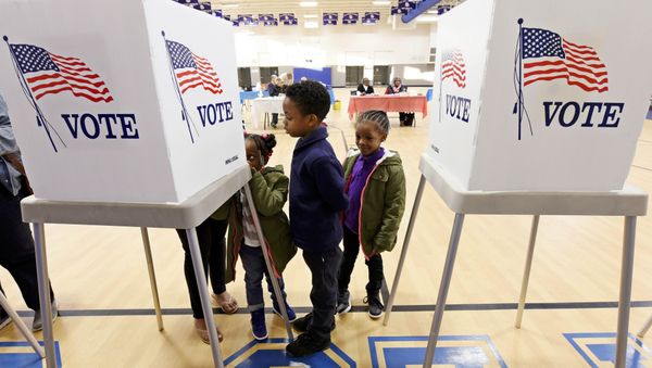 Children watch their mother vote during the U.S. general election in Greenville, North Carolina, US on November 8, 2016. - Sputnik International