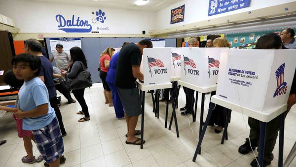 Voters cast their ballots in the Dalton Elementary School after the polling station in Azusa, California, U.S. was reopened following a shooting in the area during the U.S. presidential election November 8, 2016 - Sputnik International