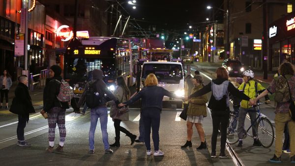 Protesters block a street and stop traffic during a demonstration against President-elect Donald Trump - Sputnik International