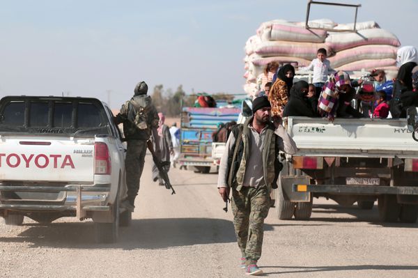 Syrian Democratic Forces (SDF) fighter walks near vehicles carrying people fleeing clashes in Tweila'a village and Haydarat area, north of Raqqa city, Syria November 8, 2016 Syrian Democratic Forces (SDF) fighter walks near vehicles carrying people fleeing clashes in Tweila'a village and Haydarat area, north of Raqqa city, Syria November 8, 2016 - Sputnik International