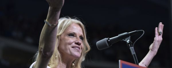Trump campaign manager Kellyanne Conway speaks at a rally for Republican presidential nominee Donald Trump at the Giant Center in Hershey, Pennsylvania on November 4, 2016 - Sputnik International