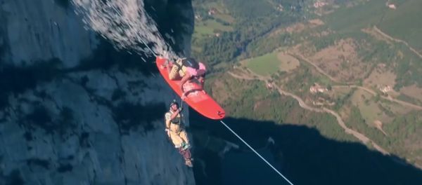 The Flying Frenchies Surf and BASE Jump From a Zipline The Flying Frenchies Surf and BASE Jump From a Zipline - Sputnik International