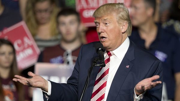 Republican presidential candidate Donald Trump gestures to the crowd during a rally in Roanoke, Va., Saturday, Sept. 24, 2016 - Sputnik International