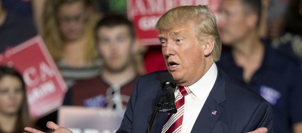 Republican presidential candidate Donald Trump gestures to the crowd during a rally in Roanoke, Va., Saturday, Sept. 24, 2016 - Sputnik International