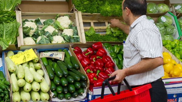 A man shops for vegetables in a shop in Berlin (File) - Sputnik International