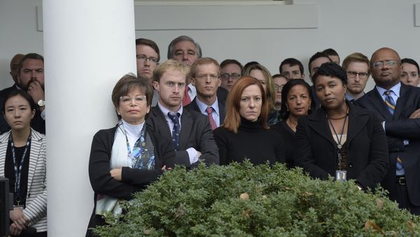Reality Check: This Is Not a Photo of White House Staffers as Trump Arrived on Thursday - Sputnik International