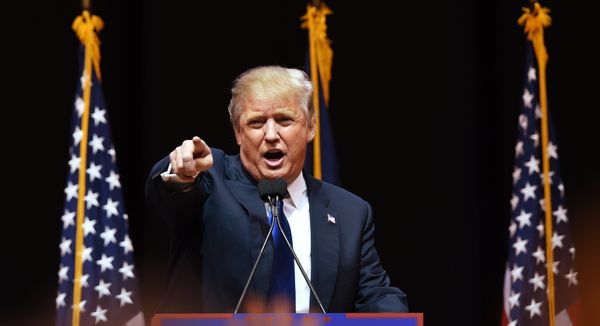  Donald Trump speaks to the crowd during a rally February 8, 2016 in Manchester, NH - Sputnik International