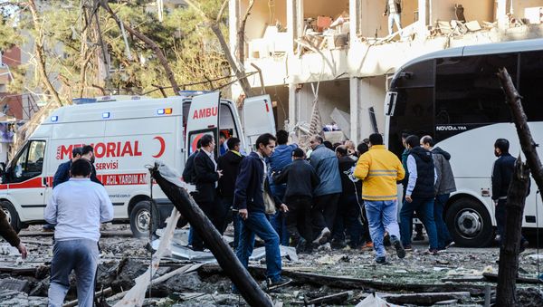 Turkish rescue officials and people carry an injured man to an ambulance (File) - Sputnik International