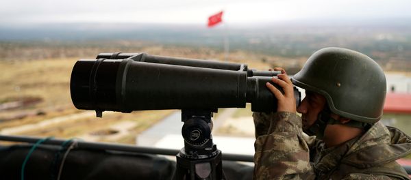 A Turkish soldier watches the border line between Turkey and Syria near the southeastern village of Besarslan, in Hatay province, Turkey, November 1, 2016 - Sputnik International