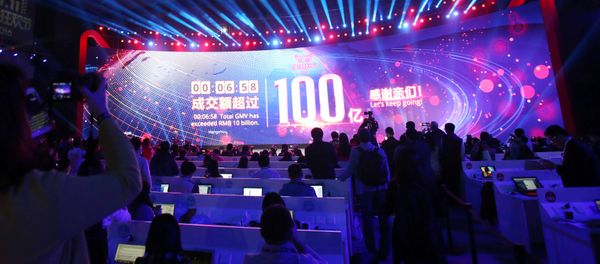A screen shows real-time data of transactions at Alibaba Group's 11.11 Global shopping festival opening, in Shenzhen, Guangdong province, China, November 11, 2016 - Sputnik International