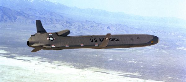 A right side view of an AGM-86 air launched cruise missile (ALCM) in flight - Sputnik International