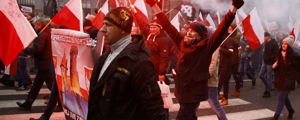 Protesters light flares and carry Polish flags during a rally, organised by far-right, nationalist groups, to mark the anniversary of Polish independence in Warsaw, Poland, November 11, 2016 - Sputnik International
