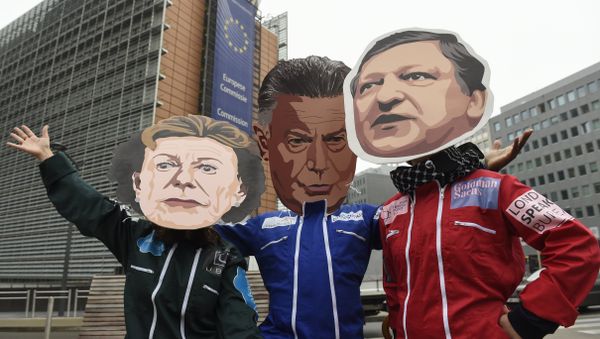 Members of international NGO Transparency International wear masks depicting (from L) former European Commissioner for Justice Viviane Reding, former European Commissioner for Trade Karel De Gucht and former European Commission head Jose Manuel Barosso, during a demonstration at the EU Headquarters in Brussels on October 12, 2016 against Jose Manuel Barosso's decision to work for Goldman Sachs. - Sputnik International
