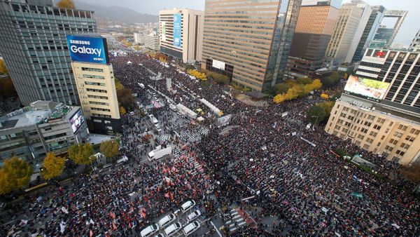 People take part in a rally calling for President Park Geun-hye to step down in central Seoul, South Korea, November 12, 2016. People take part in a rally calling for President Park Geun-hye to step down in central Seoul, South Korea, November 12, 2016. - Sputnik International