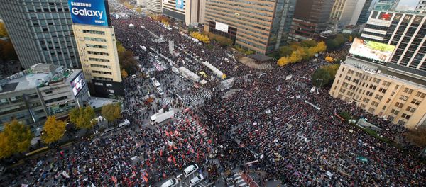 People take part in a rally calling for President Park Geun-hye to step down in central Seoul, South Korea, November 12, 2016. People take part in a rally calling for President Park Geun-hye to step down in central Seoul, South Korea, November 12, 2016. - Sputnik International