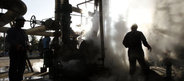 Worker repairs a part of a unit of the Tehran oil refinery, in Tehran, Iran. (File) Worker repairs a part of a unit of the Tehran oil refinery, in Tehran, Iran. (File) - Sputnik International