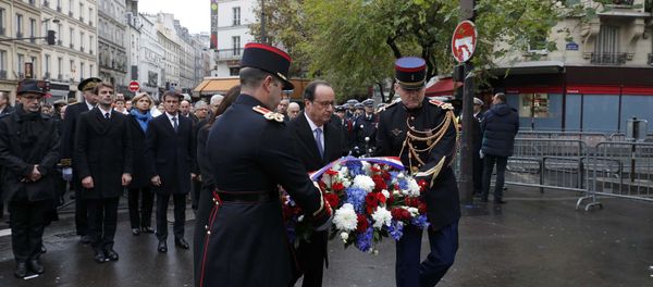 French President Francois Hollande and Paris Mayor Anne Hidalgo lay a wreath of flowers as they unveil a commemorative plaque next to the A La Bonne Biere cafe and the Rue de la Fontaine au Roi street, in Paris, France, November 13, 2016, during a ceremony held for the victims of last year's Paris attacks which targeted the Bataclan concert hall as well as a series of bars and killed 130 people - Sputnik International