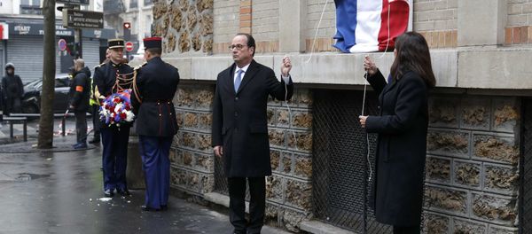 French President Francois Hollande and Paris Mayor Anne Hidalgo unveil a commemorative plaque next to the La Belle Equipe bar and restaurant, in Paris, France, November 13, 2016, during a ceremony held for the victims of last year's Paris attacks which targeted the Bataclan concert hall as well as a series of bars and killed 130 people. French President Francois Hollande and Paris Mayor Anne Hidalgo unveil a commemorative plaque next to the La Belle Equipe bar and restaurant, in Paris, France, November 13, 2016, during a ceremony held for the victims of last year's Paris attacks which targeted the Bataclan concert hall as well as a series of bars and killed 130 people. - Sputnik International
