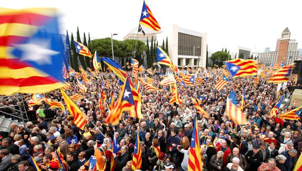 People hold Catalan separatist flags, known as Esteladas, during a gathering to protest against legal challenges made by Spain's government against pro-independence Catalan politicians, in Barcelona, Spain, November 13, 2016. - Sputnik International