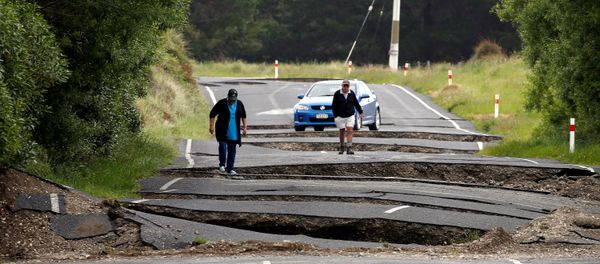 Local residents Chris and Viv Young look at damage caused by an earthquake along State Highway One, south of the township of Blenheim on New Zealand's South Island, November 14, 2016. Local residents Chris and Viv Young look at damage caused by an earthquake along State Highway One, south of the township of Blenheim on New Zealand's South Island, November 14, 2016. - Sputnik International