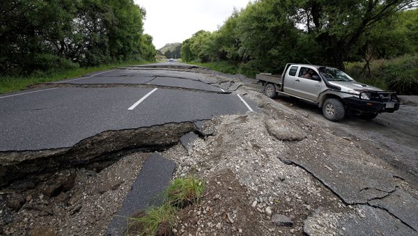 A four-wheel-drive vehicle negotiates the damaged State Highway One near the town of Ward, south of Blenheim, following an earthquake on New Zealand's South Island, November 14, 2016. - Sputnik International
