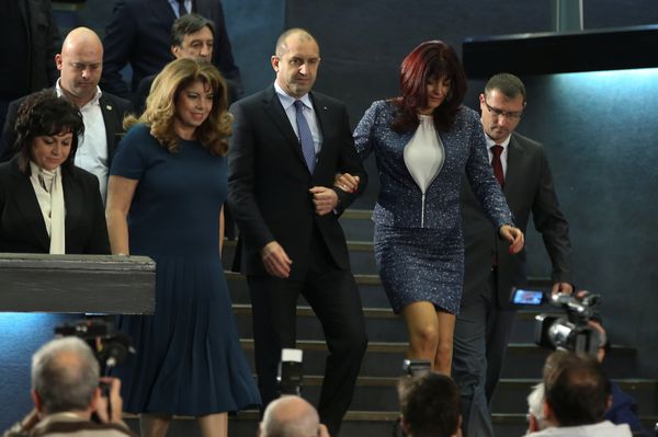 Rumen Radev arrives for a news conference with his wife Desislava in Sofia, Bulgaria, November 13, 2016. - Sputnik International