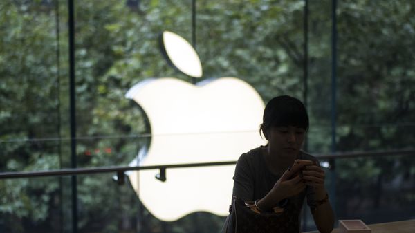 A Chinese customer sets up her new iPhone 7 during the opening sale launch at an Apple store in Shanghai - Sputnik International