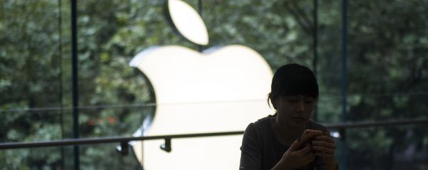 A Chinese customer sets up her new iPhone 7 during the opening sale launch at an Apple store in Shanghai - Sputnik International