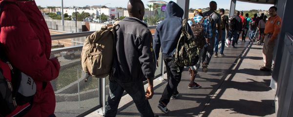 Haitian migrants seeking asylum in the United States, queue at El Chaparral border crossing in the hope of getting an appointment with US migration authorities, in the Mexican border city of Tijuana, in Baja California, on October 7, 2016 Haitian migrants seeking asylum in the United States, queue at El Chaparral border crossing in the hope of getting an appointment with US migration authorities, in the Mexican border city of Tijuana, in Baja California, on October 7, 2016 - Sputnik International