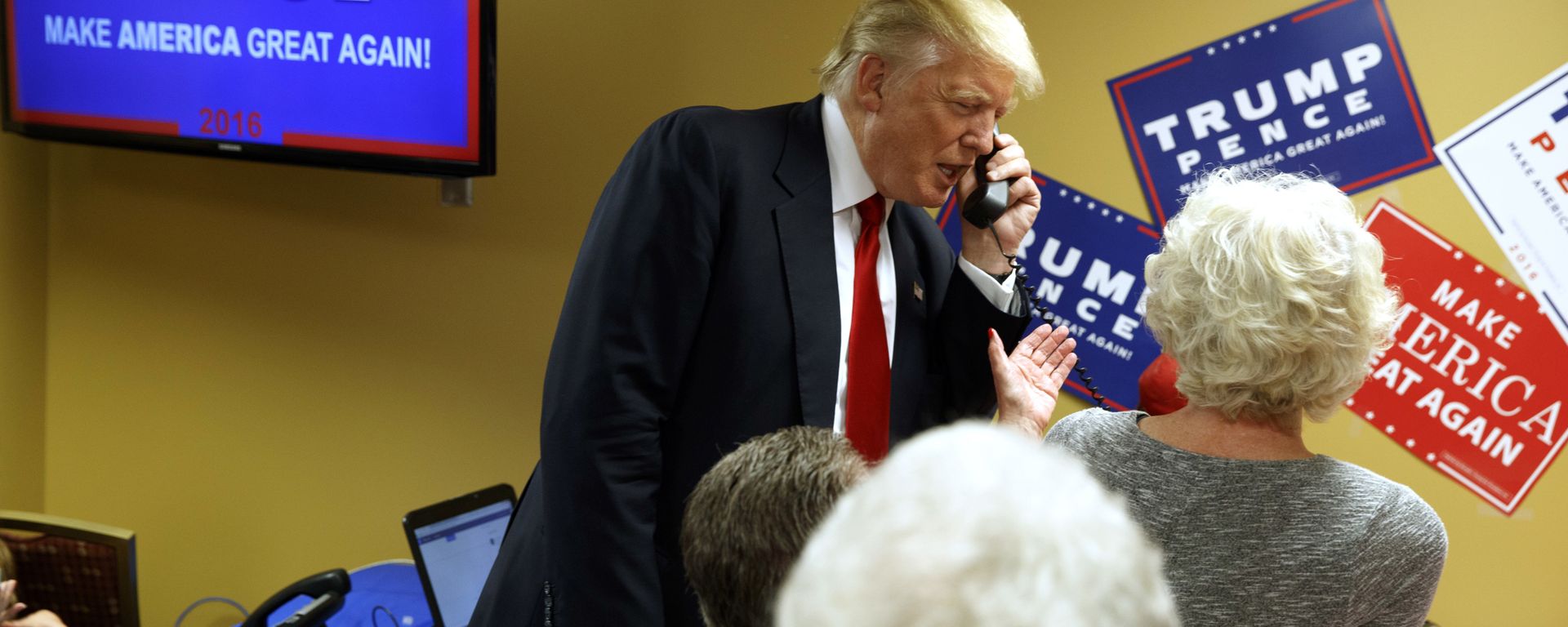 Republican presidential candidate Donald Trump talks on the phone as he visits a call center before a rally in Asheville, N.C. (File) Republican presidential candidate Donald Trump talks on the phone as he visits a call center before a rally in Asheville, N.C. (File) - Sputnik International, 1920, 21.02.2023